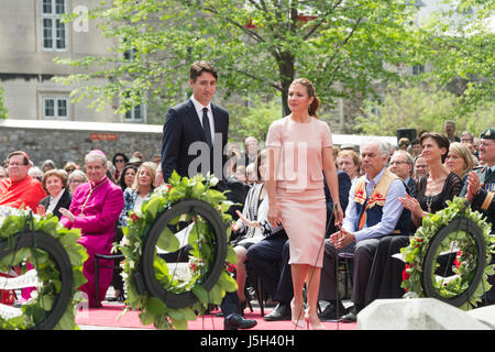 Montreal, Kanada. 17 Mai, 2017. Zeremonie ehrt die Gründer von Montreal Sieur de Maisonneuve und Jeanne Mance an der Place d'Armes - Kanada PM Justin Trudeau und Frau Stockfoto