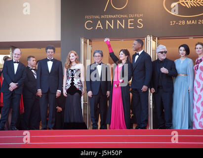 Cannes, Frankreich. 17. Mai 2017. Mitglieder der Jury bei der Eröffnungsfeier und Ismaels Geister (Les Fantômes D' Ismael) Gala screening auf dem 70. Cannes Film Festival Mittwoch, 17. Mai 2017, Cannes, Frankreich. Bildnachweis: Doreen Kennedy/Alamy Live-Nachrichten Stockfoto