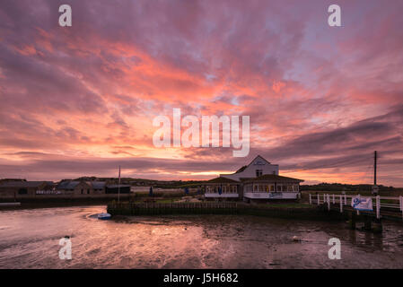 West Bay, Dorset, UK. 17. Mai 2017. Großbritannien Wetter. Das Riverside Restaurant neben dem Fluss Brit mit einem spektakulären Sonnenuntergang zu beenden den Tag im Badeort von West Bay in Dorset als die Wolken brechen nach einem Tag voller schwerer Dauerregen. Picture by Credit: Graham Hunt/Alamy Live-Nachrichten Stockfoto