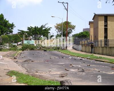 Puerto Ordaz, Venezuela. 17. Mai 2017. Die Stadt Bäume sind durch die Proteste, die in dieser Stadt in Südamerika stattfinden betroffen, da diese Bäume von Anti-Regierungs-Demonstranten, dann Filialen in mehrere Straßen und Alleen mit der Absicht, blockieren den freien Transit von Fahrzeugen gelegt. Proteste weiterhin Präsidentschaftswahlen in diesem Land zu beantragen. Bildnachweis: Jorgeprz/Alamy Live-Nachrichten Stockfoto