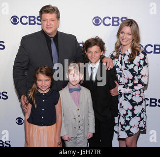 NEW YORK, NY - 17. Mai: Lance Barber, Zoe Perry, Iain Armitage, Montana Jordan, Raegan Aleece Revo besucht 2017 CBS Upfront im The Plaza Hotel am 17. Mai 2017 in New York City @John Palmer/Medien-Punch Stockfoto
