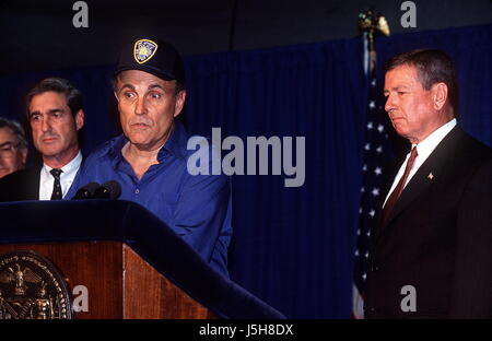 1. Januar 2011 - K22963AR-WTC-Angriff-Pressekonferenz. PIER 92 NYC 09/21/01.ATTORNEY GENERAL JOHN ASHCROFT. BÜRGERMEISTER GIULIANI. FBI-DIREKTOR ROBERT MUELLER. ANDREA RENAULT / 2001 Credit: Kugel-Photos/ZUMAPRESS.com/Alamy Live-Nachrichten Stockfoto