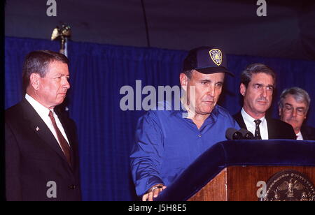 1. Januar 2011 - K22963AR-WTC-Angriff-Pressekonferenz. PIER 92 NYC 09/21/01.ATTORNEY GENERAL JOHN ASHCROFT. BÜRGERMEISTER GIULIANI. FBI-DIREKTOR ROBERT MUELLER. ANDREA RENAULT / 2001 Credit: Kugel-Photos/ZUMAPRESS.com/Alamy Live-Nachrichten Stockfoto