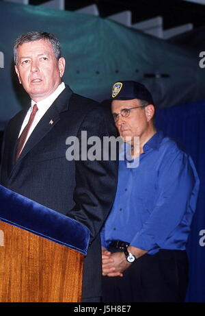 1. Januar 2011 - K22963AR-WTC-Angriff-Pressekonferenz. PIER 92 NYC 09/21/01.FBI DIREKTOR ROBERT MUELLER. ATTORNEY GENERAL JOHN ASHCROFT UND BÜRGERMEISTER GIULIANI. ANDREA RENAULT / 2001 Credit: Kugel-Photos/ZUMAPRESS.com/Alamy Live-Nachrichten Stockfoto