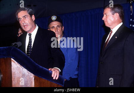 1. Januar 2011 - K22963AR-WTC-Angriff-Pressekonferenz. PIER 92 NYC 09/21/01.ATTORNEY GENERAL JOHN ASHCROFT. BÜRGERMEISTER GIULIANI. FBI-DIREKTOR ROBERT MUELLER. ANDREA RENAULT / 2001 Credit: Kugel-Photos/ZUMAPRESS.com/Alamy Live-Nachrichten Stockfoto