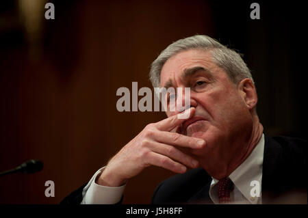 17. Mai 2017 - Datei Foto - die Gerechtigkeit-Abteilung am Mittwoch namens ROBERT MUELLER als Sonderberater der Abteilung Untersuchung ins russische Einmischung in die 2016 Wahlen zu überwachen. Mueller III diente als FBI-Direktor von 2001 bis 2013. Im Bild: Apr bezeugt 15,2010 - Washington, District Of Columbia USA - FBI-Direktor Robert Mueller vor der Mittel-Unterausschuss für Handel, Justiz und Wissenschaft im Rahmen einer Anhörung über den Haushaltsentwurf 2011 für das Federal Bureau of Investigation. (Bild Kredit: Pete Marovich/ZUMApress.com ©) Stockfoto