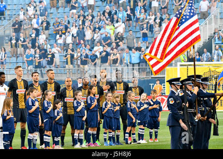 Chester, Pennsylvania, USA. 17. Mai 2017. Mitglieder des Philadelphia Union Fußball Teams begrüssen die Flagge während des Spiels Talen-Energie-Stadion in Chester Pa Credit: Ricky Fitchett/ZUMA Draht/Alamy Live News Stockfoto