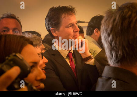 London, UK. 17. Mai 2017. Nick Clegg MP die ehemaligen Führer der Liberalen besucht die liberalen Demokraten Parlamentswahlen Manifest zu starten. © Guy Corbishley/Alamy Live-Nachrichten Stockfoto