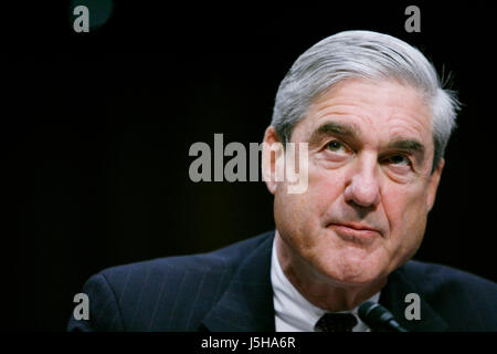 18. Mai 2017 - (Foto) - das Justizministerium am Mittwoch namens Robert Mueller als Sonderberater der Abteilung Untersuchung ins russische Einmischung in die 2016 Wahlen zu überwachen. Mueller III diente als FBI-Direktor von 2001 bis 2013 Bild: 16. Februar 2011 - Washington, DC, USA - FBI-Direktor ROBERT MUELLER bezeugt vor der Anhörung des Senats Intelligence Committee auf der '' weltweite Bedrohung. (Kredit-Bild: © James Berglie/ZUMAPRESS.com) Stockfoto