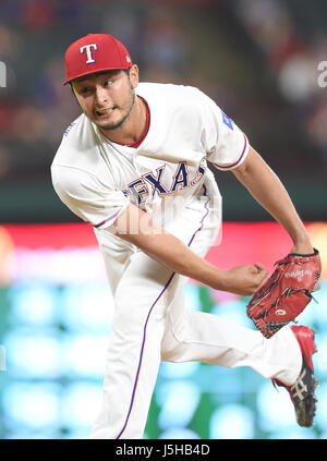 Arlington, Texas, USA. 16. Mai 2017. Yu Darvish (Rangers) MLB: Texas Rangers ab Krug Yu Darvish Stellplätze während der Major League Baseball Spiel gegen die Philadelphia Phillies im Globe Life Park in Arlington in Arlington, Texas, Vereinigte Staaten von Amerika. Bildnachweis: AFLO/Alamy Live-Nachrichten Stockfoto