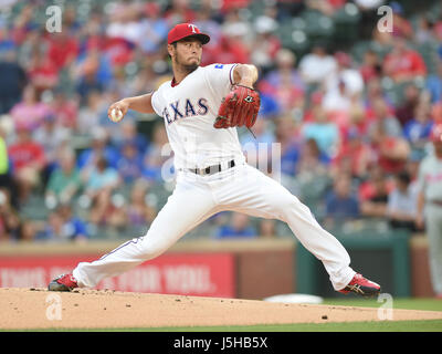 Arlington, Texas, USA. 16. Mai 2017. Yu Darvish (Rangers) MLB: Texas Rangers ab Krug Yu Darvish Stellplätze während der Major League Baseball Spiel gegen die Philadelphia Phillies im Globe Life Park in Arlington in Arlington, Texas, Vereinigte Staaten von Amerika. Bildnachweis: AFLO/Alamy Live-Nachrichten Stockfoto