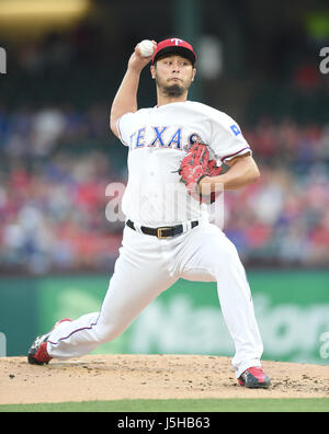 Arlington, Texas, USA. 16. Mai 2017. Yu Darvish (Rangers) MLB: Texas Rangers ab Krug Yu Darvish Stellplätze während der Major League Baseball Spiel gegen die Philadelphia Phillies im Globe Life Park in Arlington in Arlington, Texas, Vereinigte Staaten von Amerika. Bildnachweis: AFLO/Alamy Live-Nachrichten Stockfoto