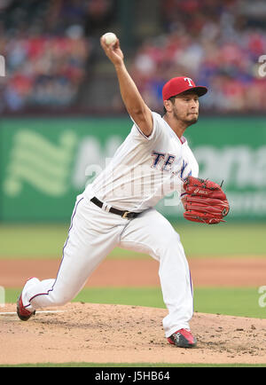 Arlington, Texas, USA. 16. Mai 2017. Yu Darvish (Rangers) MLB: Texas Rangers ab Krug Yu Darvish Stellplätze während der Major League Baseball Spiel gegen die Philadelphia Phillies im Globe Life Park in Arlington in Arlington, Texas, Vereinigte Staaten von Amerika. Bildnachweis: AFLO/Alamy Live-Nachrichten Stockfoto