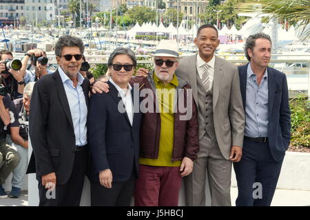 11. Mai 2016 - Cannes, Frankreich - CANNES, Frankreich - Mai 17: (L-R) Jurymitglieder Gabriel Yared, Park Chan-Wook, Präsident der Jury Pedro Almodovar, Jury-Mitglieder Will Smith und Paolo Sorrentino besucht die Jury Fototermin während 70. annual Cannes Film Festival im Palais des Festivals am 17. Mai 2017 in Cannes, Frankreich (Credit-Bild: © Frederick Injimbert über ZUMA Draht) Stockfoto