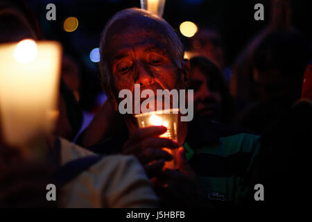 Caracas, Venezuela. 17. Mai 2017. Eine Person beteiligt sich an einer Kundgebung in Erinnerung an die Menschen, die während der Proteste in Caracas, Venezuela, am 17. Mai 2017 gestorben. Venezuelas Generalstaatsanwalt bestätigte am Mittwoch den Tod eines 15-Year-old, bringen die Gesamtzahl der Todesopfer während der Proteste im Land zu 43 seit 1.April. Bildnachweis: Boris Vergara/Xinhua/Alamy Live-Nachrichten Stockfoto