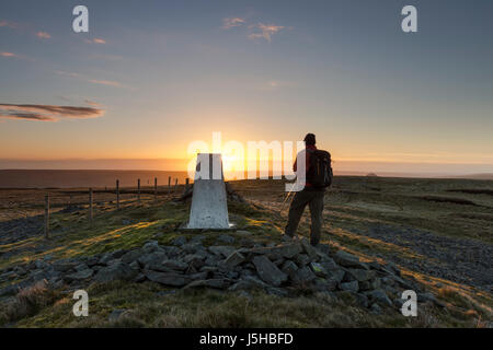 Große steinige Hügel, Teesdale, County Durham UK. 18. Mai 2017. Großbritannien Wetter.  Dieser Hügel Gehhilfe war früh um einen spektakulären Sonnenaufgang als Nebel wirbelte um den Gipfel des großen Stony Hill in den North Pennines heute Morgen zu genießen. Bildnachweis: David Forster/Alamy Live-Nachrichten Stockfoto