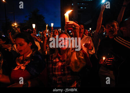 Caracas, Venezuela. 17. Mai 2017. Menschen nehmen Teil an einer Rallye in Erinnerung an die Menschen, die während der Proteste in Caracas, Venezuela, am 17. Mai 2017 gestorben. Venezuelas Generalstaatsanwalt bestätigte am Mittwoch den Tod eines 15-Year-old, bringen die Gesamtzahl der Todesopfer während der Proteste im Land zu 43 seit 1.April. Bildnachweis: Boris Vergara/Xinhua/Alamy Live-Nachrichten Stockfoto