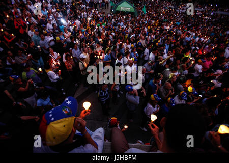 Caracas, Venezuela. 17. Mai 2017. Menschen nehmen Teil an einer Rallye in Erinnerung an die Menschen, die während der Proteste in Caracas, Venezuela, am 17. Mai 2017 gestorben. Venezuelas Generalstaatsanwalt bestätigte am Mittwoch den Tod eines 15-Year-old, bringen die Gesamtzahl der Todesopfer während der Proteste im Land zu 43 seit 1.April. Bildnachweis: Boris Vergara/Xinhua/Alamy Live-Nachrichten Stockfoto