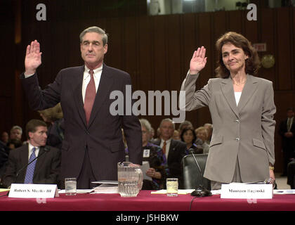 Washington, D.C. - 14. April 2004--Robert S. Mueller, III, Direktor, Federal Bureau of Investigation (FBI), links, und Maureen Baginski, Executive Assistant Director für Intelligenz, FBI, Recht, sind geschworen in vor der National Commission on Terrorist Attacks (9 / 11 Commission) in Washington, DC am 14. April 2004 zu bezeugen. Bildnachweis: Ron Sachs / CNP [Einschränkung: No New Yorker U-Bahn oder anderen Zeitungen im Umkreis 75 Meilen von New York City] - NO-Draht-SERVICE - Foto: Ron Sachs/Consolidated/Dpa Stockfoto