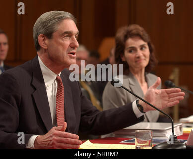 Washington, D.C. - bezeugt 14. April 2004--Robert S. Mueller, III, Direktor, Federal Bureau of Investigation (FBI), vor der National Commission on Terrorist Attacks (9 / 11 Commission) in Washington, DC am 14. April 2004. Maureen Baginski, Executive Assistant Director für Intelligenz, Federal Bureau of Investigation (FBI) blickt auf eine von rechts. Bildnachweis: Ron Sachs / CNP [Einschränkung: No New Yorker U-Bahn oder anderen Zeitungen im Umkreis 75 Meilen von New York City] - NO-Draht-SERVICE - Foto: Ron Sachs/Consolidated/Dpa Stockfoto