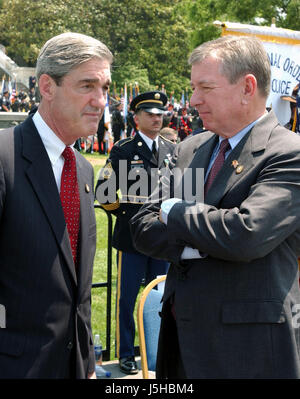 Washington, DC - 15. Mai 2004--Vereinigte Staaten Attorney General John Ashcroft, Recht, teilt einige Gedanken mit Federal Bureau of Investigation (FBI) Direktor Robert Mueller, links, nachdem Präsident George W. Bush am 15. Mai 2004 bei der jährlichen Peace Officers Trauerfeier auf dem West-Rasen des United States Capitol in Washington, D.C. Äußerungen. Der Service, gesponsert von brüderlichen Auftrag Polizei (FOP), findet jährlich am 15. Mai um diejenigen ehren, die ihr Leben während des vergangenen Jahres gaben und ihre Familien zu Ehren. Der Dienst erinnert sich das Opfer von mehr als 15.000 offic Stockfoto