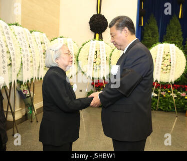 (170518)--Peking, 18. Mai 2017 (Xinhua)--Chinese President Xi Jinping (R) schüttelt die Hand mit einem Familienmitglied der ehemaligen chinesischen Vize Premier Qian Qichen während der Beerdigung von Qian auf dem Heldenfriedhof revolutionären Friedhof in Peking, Hauptstadt von China, 18. Mai 2017. Die Einäscherung von Qian war Donnerstag in Peking statt. Qian starb der Krankheit im Alter von 90 in Peking am 9. Mai. Präsident Xi Jinping, Premier Li Keqiang und anderen Führungskräften, darunter Zhang Dejiang, Yu Zhengsheng, Liu Yunshan, Wang Qishan und Zhang Gaoli sowie ehemaliger Führer Hu Jintao Beerdigung. (Xinhua/Ma Zhanc Stockfoto