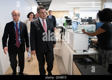 Washington, DC, USA. 17. Mai 2017. German Foreign Minister Sigmar Gabriel (SPD) besucht die Redaktion der Zeitung Washington Post und spricht mit den Redakteuren in Washington, DC, USA, 17. Mai 2017. Gabriel ist auf einer zweitägigen Reise in die USA und Mexiko dann besuchen. Foto: Bernd von Jutrczenka/Dpa/Alamy Live News Stockfoto