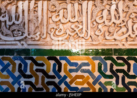 Maurische Putz und Fliesen Dekoration, Sala del Mexuar, La Alhambra, Granada, Spanien Stockfoto