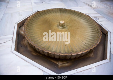 Maurische Brunnen im Patio del Cuarto Dorado, Palacios Nazaríes, El Alhambra, Granada, Spanien Stockfoto