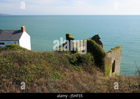 Verfallenes Haus auf einer Klippe am Hallsands, mit Blick auf Bucht starten. Stockfoto