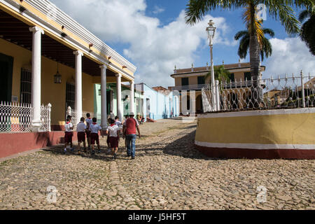 Schüler auf der Straße in Trinidad Kuba Stockfoto