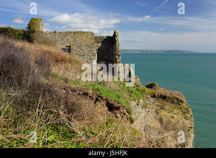 Verfallenes Haus auf einer Klippe am Hallsands, mit Blick auf Bucht starten. Stockfoto