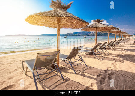 Strandkörbe mit einem weißen Sand am Strand von San Ciprianu in der Nähe von Porto-Vecchio in Korsika, Frankreich, Europa Stockfoto