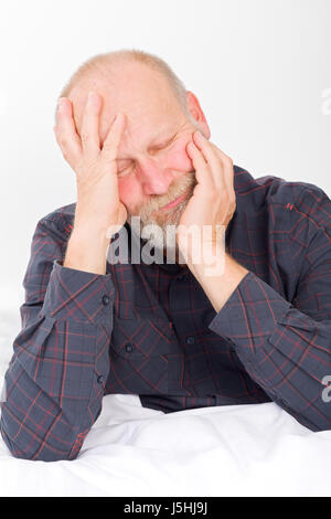 Bild von einem älteren Mann mit einem unerträglichen Kopfschmerzen Stockfoto
