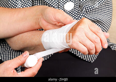 Nahaufnahme einer leitenden Hand mit Handgelenk-Prellung Stockfoto