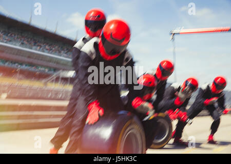 Pit Crew Vorbereitung reifen in der Formel 1 Boxengasse Stockfoto