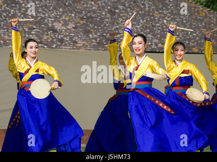 London, UK - 15. August 2009: Koreanische ethnischen Tänzer führen, Hand Drum Tanz, Trommel Tanz, in der koreanischen Festival am 15. August 2009 in London, Vereinigtes Königreich. Stockfoto