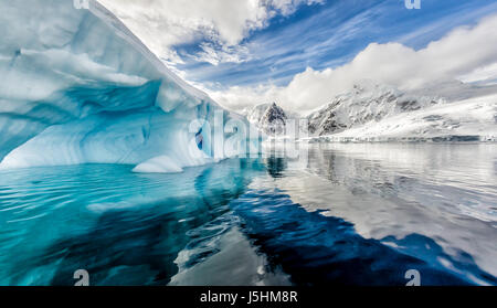 Eisberg schwimmt in der Andord Bucht auf Graham-Land, Antarktis Stockfoto