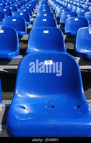 Blaue Sitze im Stadion Stockfoto