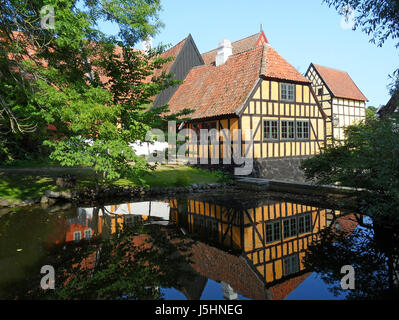 Reflexion von traditionellen Häusern das Freilichtmuseum Den Gamle durch in Aarhus (Dänemark) Stockfoto