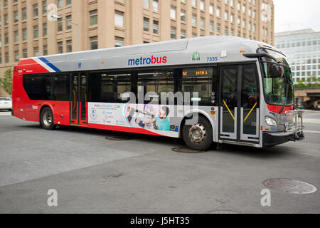 WMATA Washington Metrobus Xcelsior Hybrid Diesel Elektrobus von neuen Flyer Industries Washington DC USA, vorsätzliche Bewegungsunschärfe Stockfoto