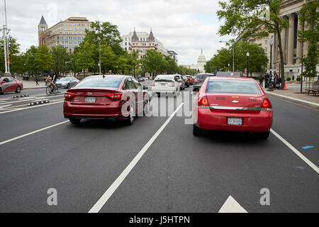 Washington DC rot und grau Streifen Kabine und andere Autos im Verkehr Richtung uns Kapitol auf Pennsylvania Ave USA Stockfoto