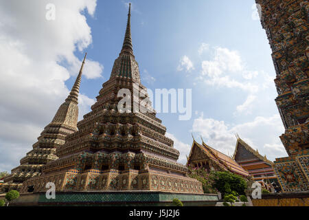 Einige verzierte Chedis in der Tempelanlage Wat Pho (Po) in Bangkok, Thailand. Stockfoto
