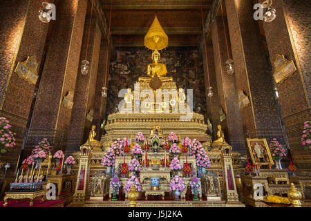 Reich verzierte und goldenen Altar im Inneren des Phra Ubosot oder Ordinationshalle, die heiligste Gebetsraum in der Tempelanlage Wat Pho (Po) in Bangkok ist. Stockfoto