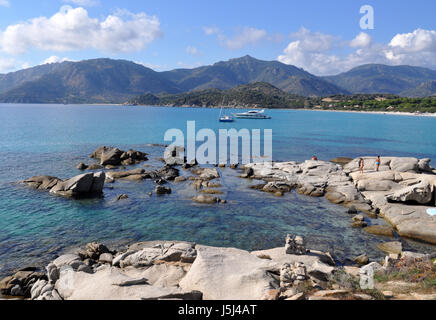 Campulongu Strand und die Bucht sehen Sie auf der Insel Sardinien in Ita; y - Berg und Yachten anzeigen Stockfoto