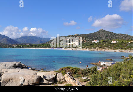 Campulongu Strand und die Bucht sehen Sie auf der Insel Sardinien in Ita; y - Berg und Yachten anzeigen Stockfoto