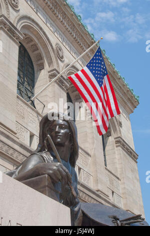 Muse Statue an der Dartmouth Street Eingang zu Boston Public Library. Stockfoto