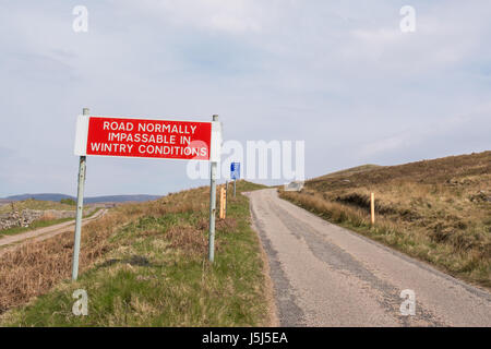 Bealach Na Ba Straße Warnschild - Applecross Halbinsel, Wester Ross, Schottland, Großbritannien Stockfoto