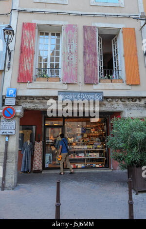 Menschen, die Einkaufen in L'Isle-Sur-la-Sorgue, Frankreich Stockfoto