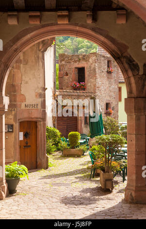 Gewölbt, Zugang zum Innenhof und Musee Historique, Kaysersberg, Elsass, Frankreich Stockfoto